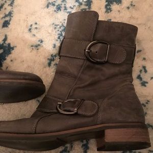 Grey faux leather Moro ankle boot. Like new!
